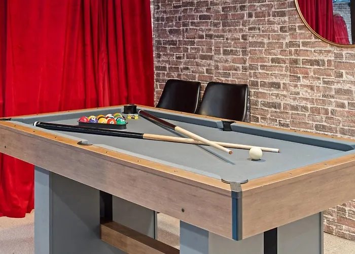 Portage Park, Jacuzzi, Movie Theater, Games & Arcade * Chicago